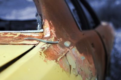 alerta en el camino descubre por que tu coche echa humo blanco al acelerar