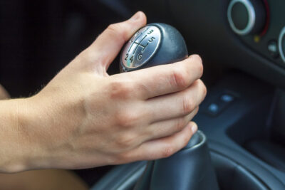 aprender a manejar automovil manual