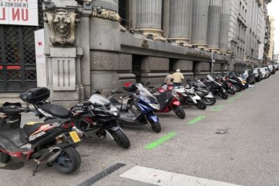 como aparcar la motocicleta correctamente