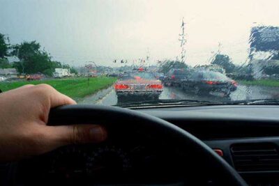 conduce de forma segura bajo la lluvia con estos 5 consejos basicos