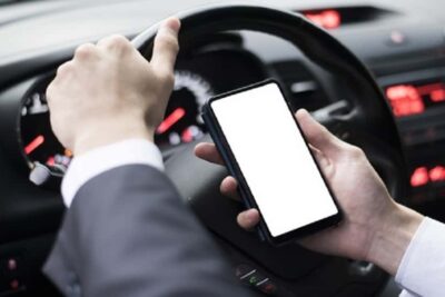 conducir y hablar por telefono celular una combinacion mortal