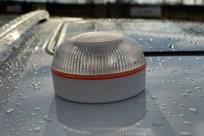 conoce cuando activar las luces intermitentes de emergencia en tus viajes seguridad y visibilidad garantizadas