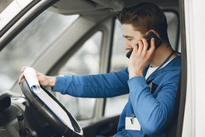 descubre los posibles motivos por los que tu carro hace ruidos extranos al acelerar