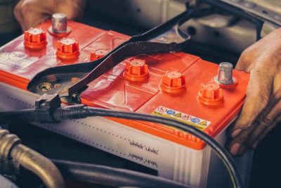 descubre por que la bateria de tu carro tiene sarro y como prevenirlo