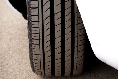 descubre por que rechinan las llantas de tu carro y como prevenirlo