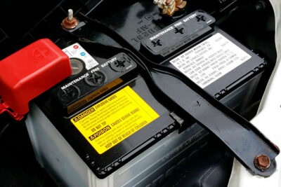 esto es lo que no debes hacer hacer con tu bateria para carro
