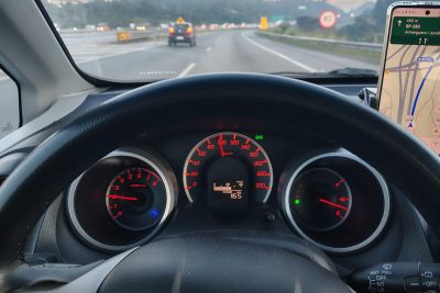 la extrana conducta del velocimetro por que se vuelve loca la aguja al encender el motor