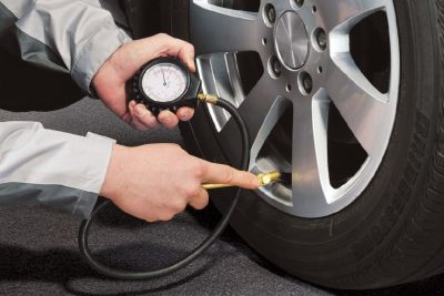 la importancia de verificar la presion de los neumaticos para evitar problemas en el vehiculo