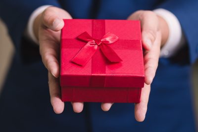 no tienes que pedirlo por que no puedes decir no ante un regalo