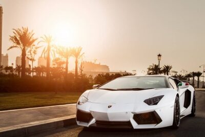 por que la mayoria de los autos en qatar son de color blanco