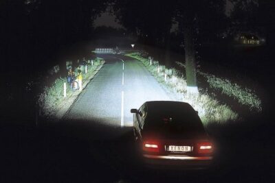 seguridad en la oscuridad de la noche con las luces de xenon